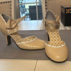 XOXO Cream Bow Heels